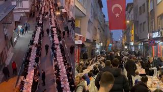 Kilometrelerce uzanan iftar sofraları görüntülendi: 2 bin kişi katıldı…