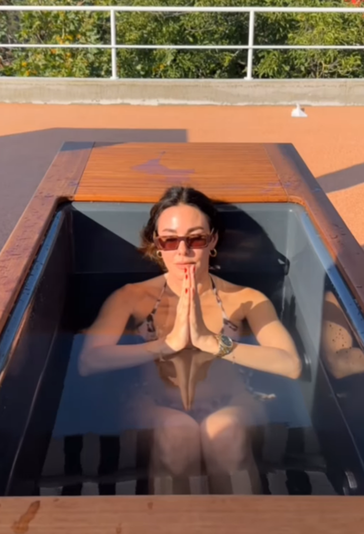 52 yaşındaki Defne Samyeli'nin güzellik sırrı! Kızları bile şaşırıyormuş: Her sabah... G5