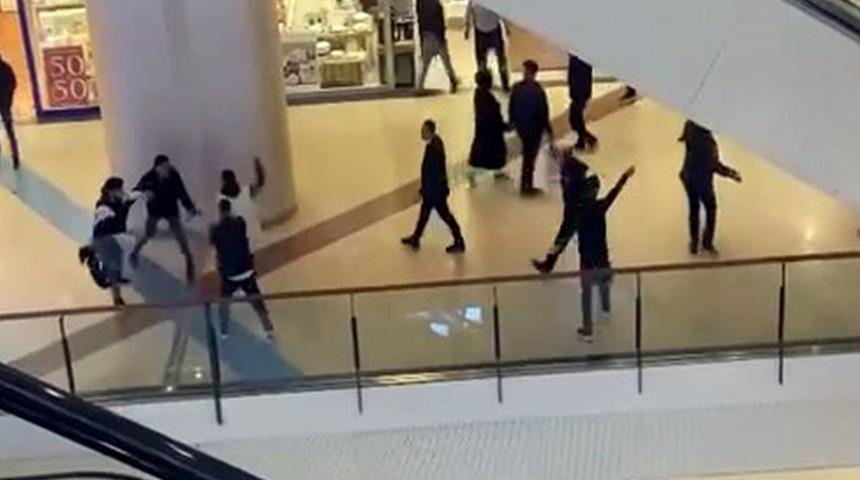 Esenyurt'ta AVM'de bıçaklı kavga