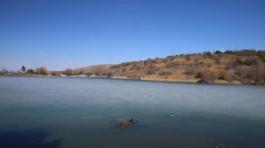 Tokat'taki İhsaniye Göleti'nin yüzeyi buz tuttu