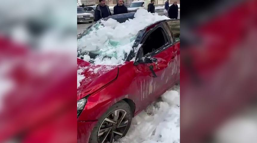 Üstüne kar düşen otomobil kullanılamaz hale geldi   