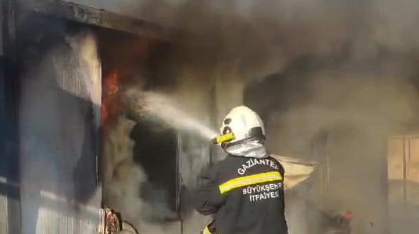 Gaziantep’te depremzedelerin kaldığı 5 konteyner yandı! Aileler başka konteynerlere yerleştirildi