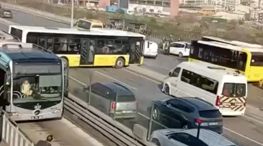 Esenyurt'ta İETT otobüsünün 2 araca çarptığı kazada 1 kişi yaralandı