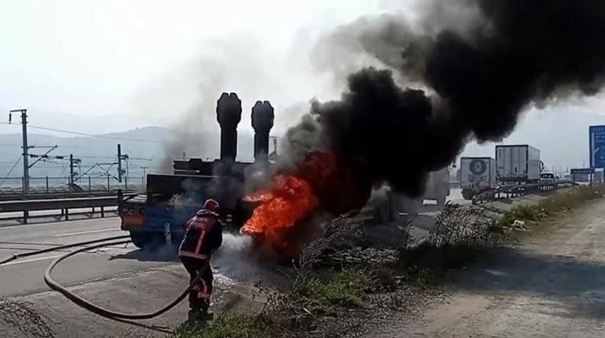 D-650’de iş makinesi taşıyan tır alevlere teslim oldu