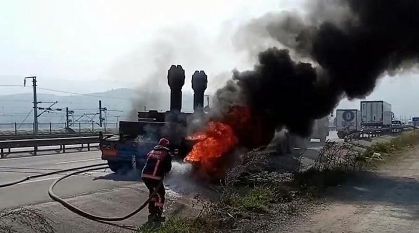 İş makinesini taşıyan tır alev alev yandı!