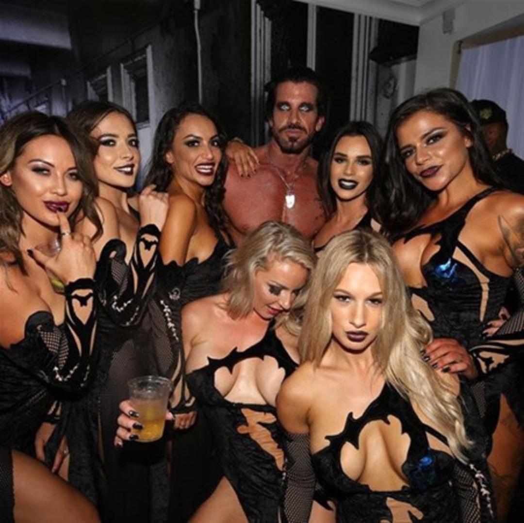 Milyarder adamın &ccedil;ok eşli &ccedil;ılgın yaşamı