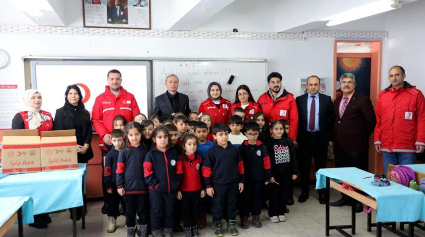 'Bir sınıf bir koli' projesi Ramazan yardımları devam ediyor: "Öğrenciler küçük yaşta yardımlaşmayı öğreniyor" 