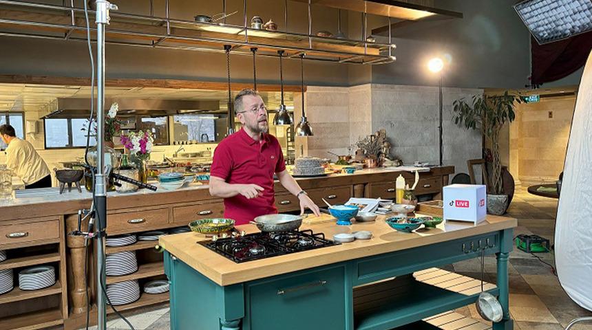 Şef Ömür Akkor Ramazan boyunca Türk mutfağını tanıtacak: “Anadolu’nun lezzetlerini yeni nesle aktarmak istiyorum”