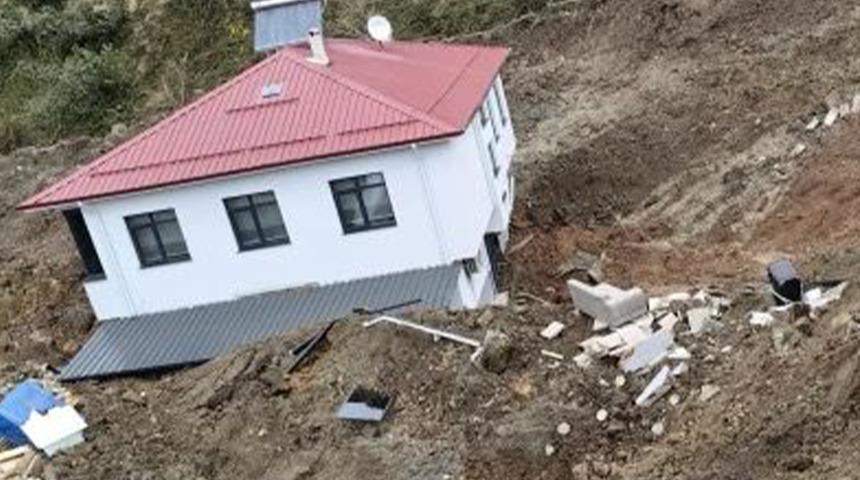 Artvin’de heyelan!  2 katlı ev bütünlüğü bozulmadan metrelerce sürüklendi