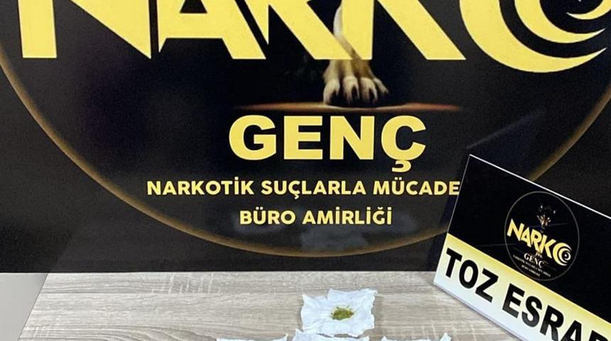 Bingöl polisi harekete geçti! Ruhsatsız silah ve uyuşturucuyla 2 kişi yakalandı