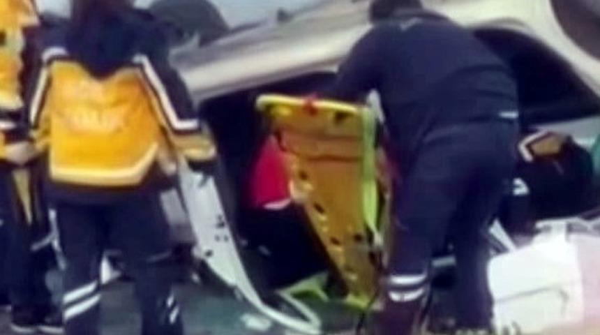 Sakarya'da kavşakta iki otomobil çarpıştı! Ölü ve yaralılar var