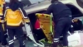 Sakarya'da kavşakta iki otomobil çarpıştı! Ölü ve yaralılar var