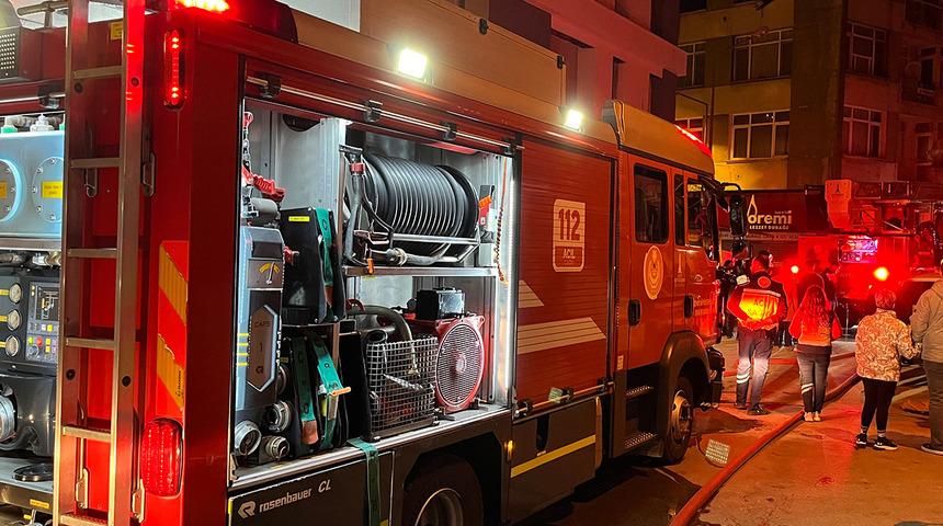 İzmir Konak'ta 4 katlı binada yangın çıktı! 