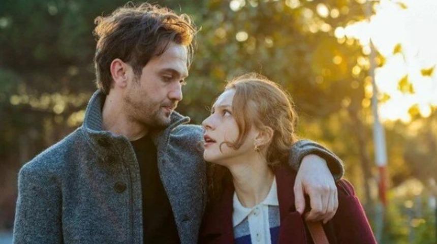 Deha'dan apar topar çıkartılmıştı! Ahsen Eroğlu ödül gecesinde ortaya çıktı! Sevgilisiyle el ele...