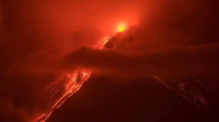 O şehirde panik anlar... Dünyanın en aktif yanardağı patladı! Eğitime ara verildi, 30 bin kişi tahliye edildi