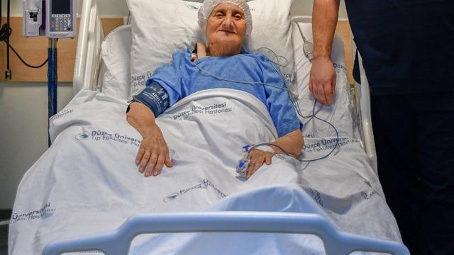 80 yaşındaki kadına koroner baypas ameliyatı yapıldı! Hayata yeniden döndü