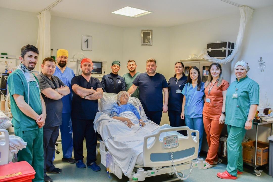 80 yaşındaki kadına koroner baypas ameliyatı yapıldı! Hayata yeniden döndü 1