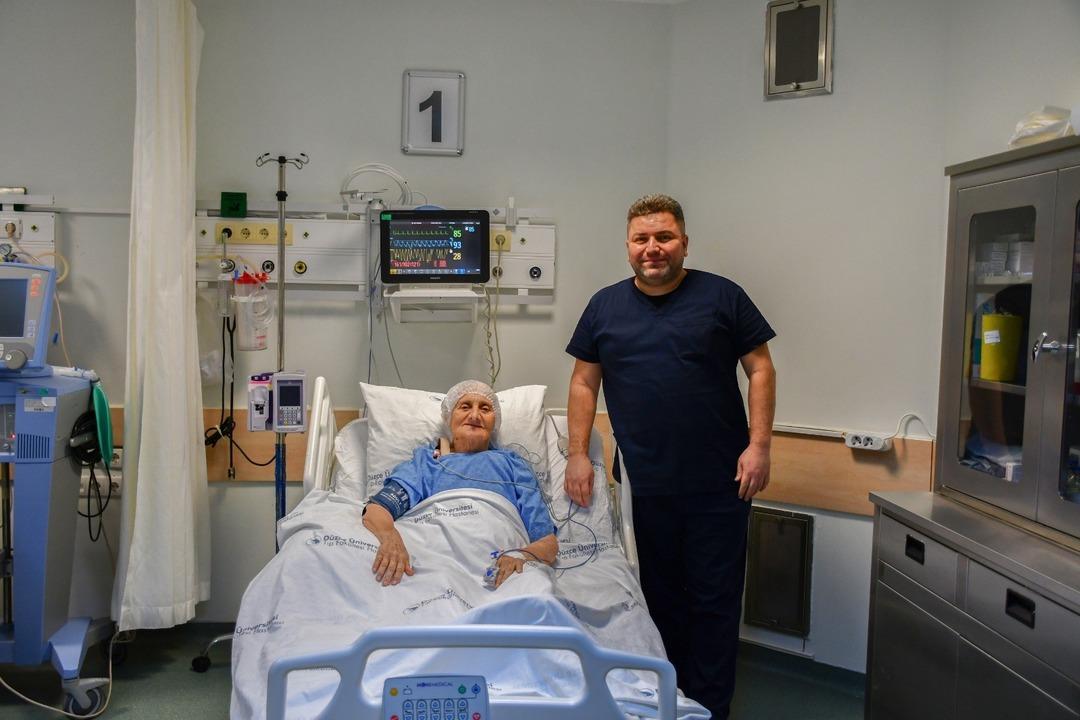 80 yaşındaki kadına koroner baypas ameliyatı yapıldı! Hayata yeniden döndü 2