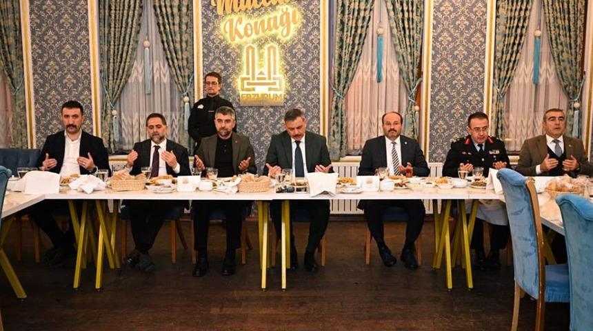 Erzurum Valisi Kerküklü öğrencilerle iftar yaptı!