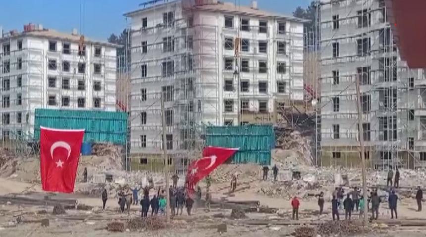 Biten deprem konutlarını davulla zurnayla kutladılar!