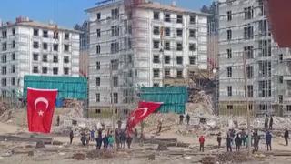 Biten deprem konutlarını davulla zurnayla kutladılar!