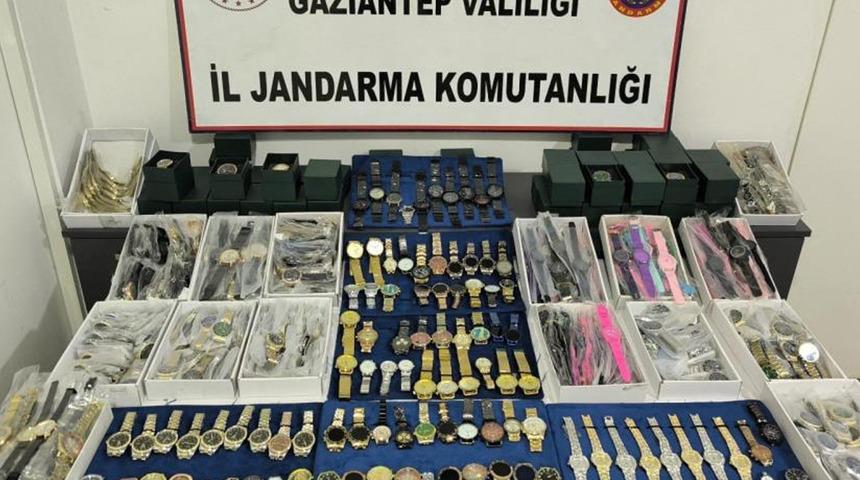 Ekipler harekete geçti! 3 milyon liralık kaçak saatler ele geçirildi