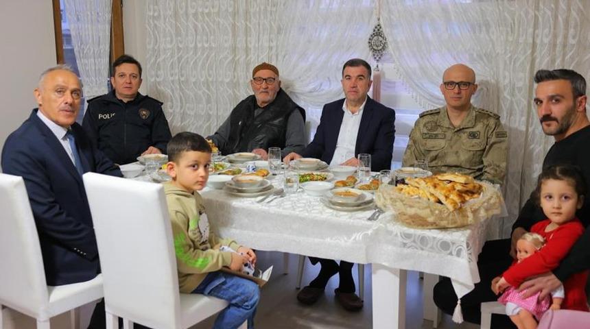 Vali Eldivan'dan şehit ailesiyle iftar!