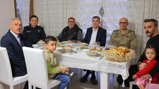 Vali Eldivan'dan şehit ailesiyle iftar!