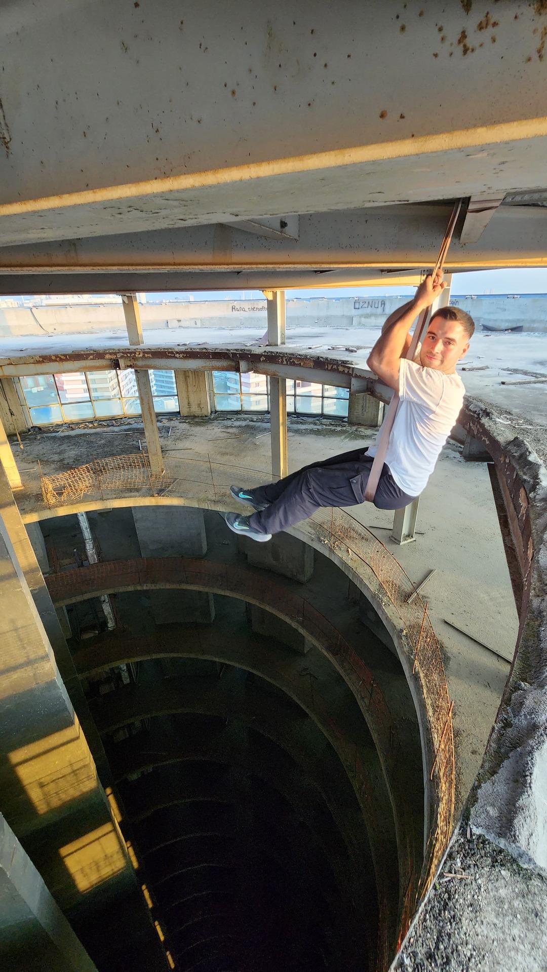 Sosyal medyada paylaşacaktı, hastanelik oldu! Üst geçitte şov yaparken metrelerce yüksekten yere çakıldı: O anlar saniye saniye kaydedildi 1