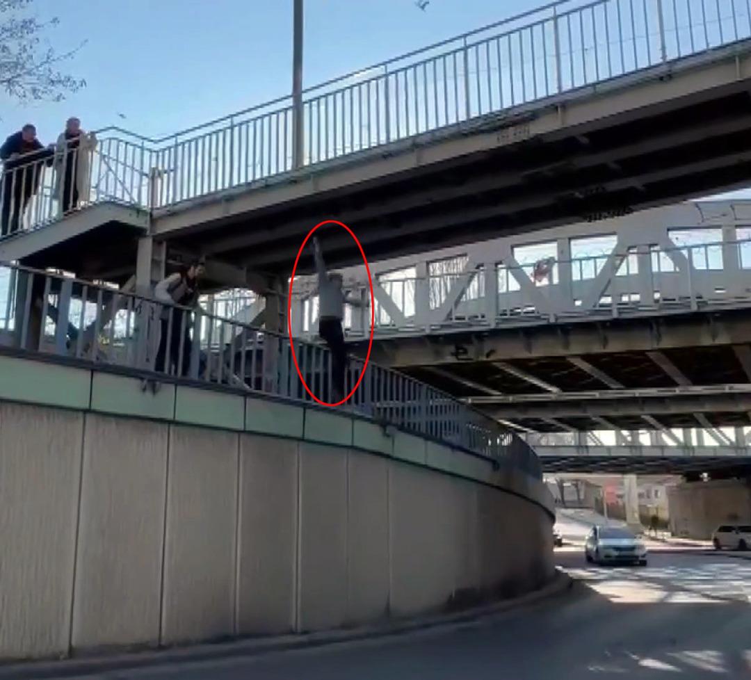 Sosyal medyada paylaşacaktı, hastanelik oldu! Üst geçitte şov yaparken metrelerce yüksekten yere çakıldı: O anlar saniye saniye kaydedildi 2