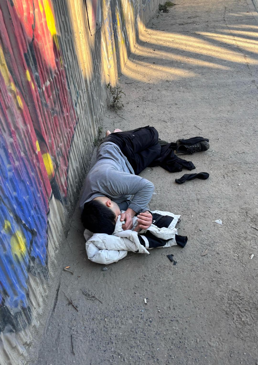 Sosyal medyada paylaşacaktı, hastanelik oldu! Üst geçitte şov yaparken metrelerce yüksekten yere çakıldı: O anlar saniye saniye kaydedildi 4