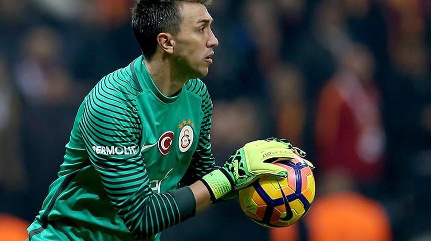 ‘Berbat oynuyoruz, bu biz değiliz!’ Muslera devre arasında takım arkadaşlarını fırçaladı, Galatasaray ikinci yarıya böyle döndü
