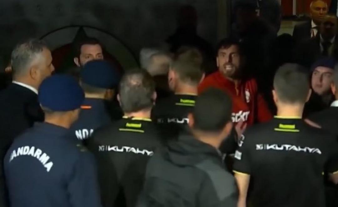 Galatasaray kalecisi Günay Güvenç in hakeme söylediği sözler ortaya çıktı! "Sıkıyorsa gir içeri" 1