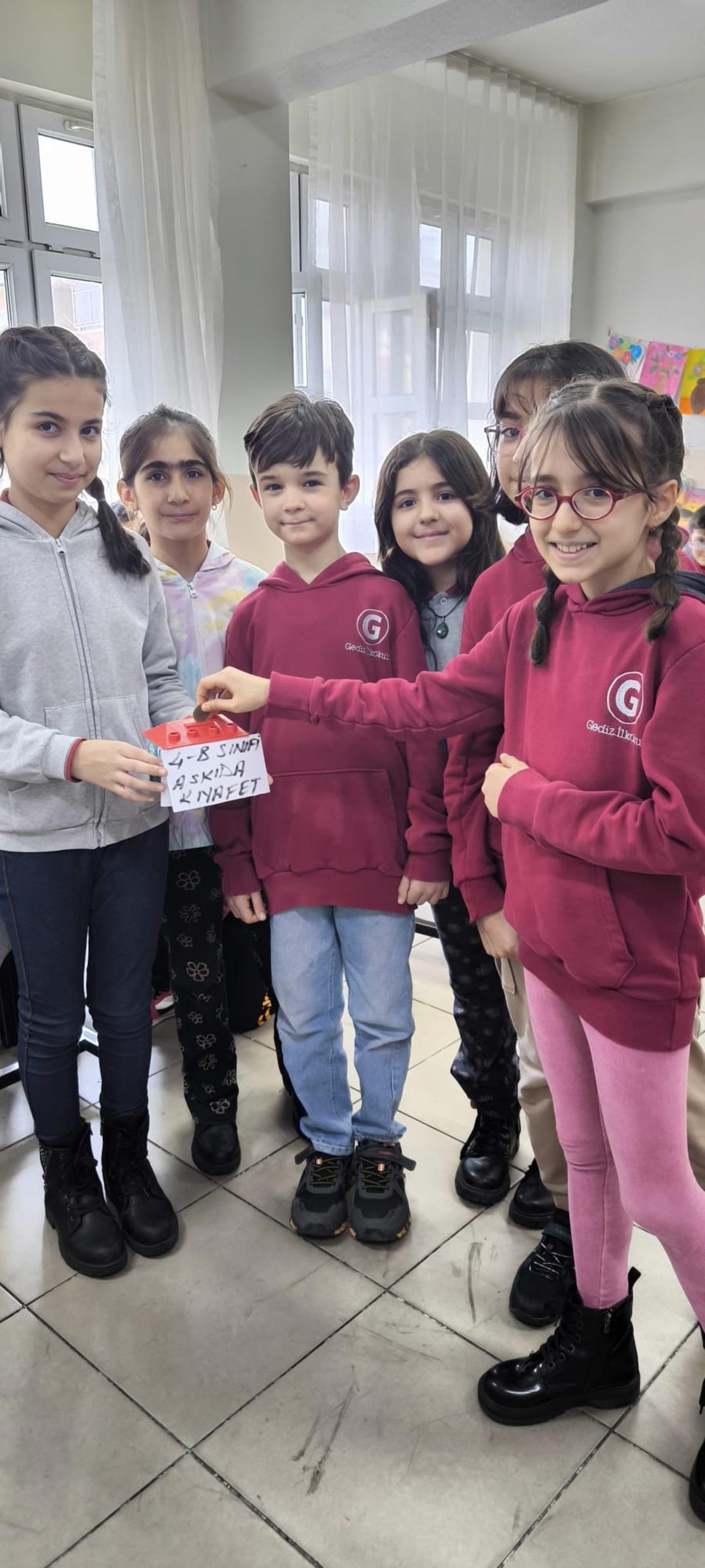 Gediz İlkokulu öğrencilerinden Ramazan ayına özel dayanışma kampanyası: Askıda kıyafet projesi 1