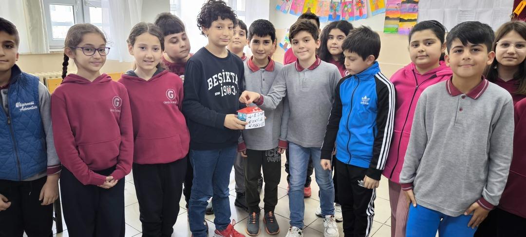 Gediz İlkokulu öğrencilerinden Ramazan ayına özel dayanışma kampanyası: Askıda kıyafet projesi 2