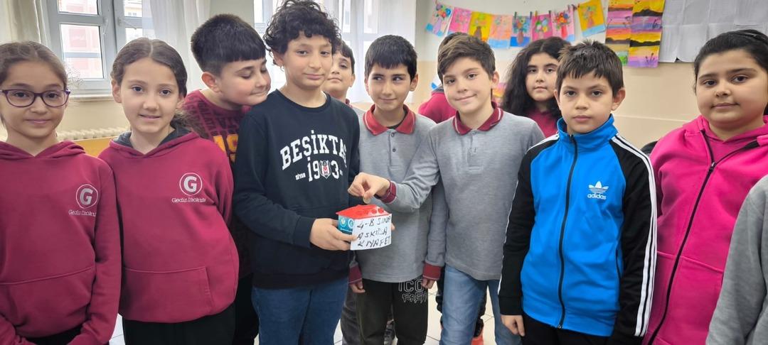 Gediz İlkokulu öğrencilerinden Ramazan ayına özel dayanışma kampanyası: Askıda kıyafet projesi 3