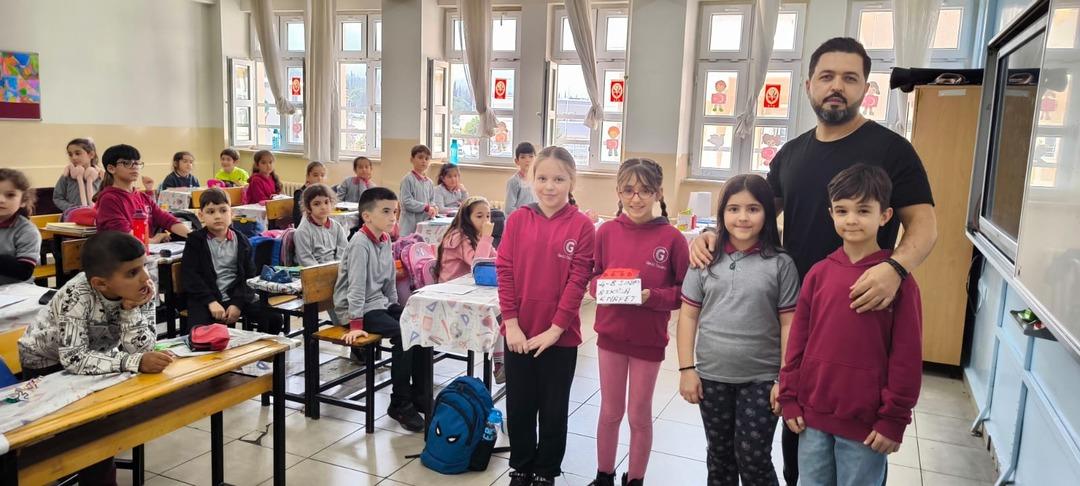 Gediz İlkokulu öğrencilerinden Ramazan ayına özel dayanışma kampanyası: Askıda kıyafet projesi 4