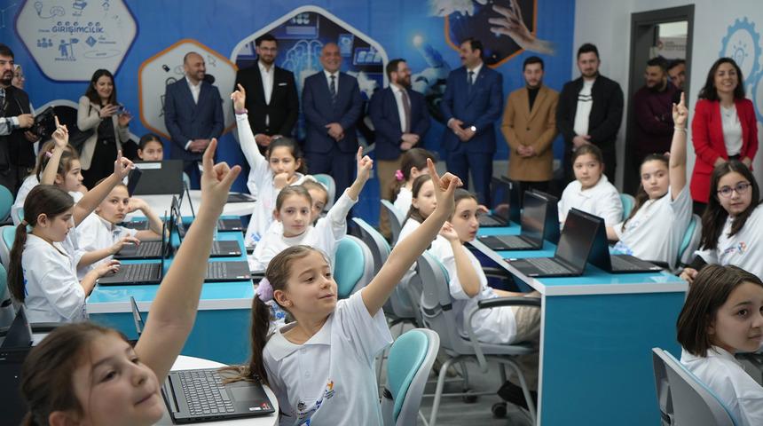 Avustralya destekli ‘Girişimci Kızlar Yapay Zeka ile Yükselişe Geçiyor Projesi’ hayata geçti: "Hızla değişen dünyaya ayak uydurmak için bu okulu açtık"