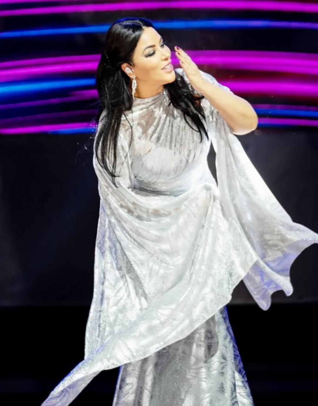 Şarkıcı Zara cesur seçimleriyle konuşuluyordu! Son sahne kıyafeti olay oldu 2