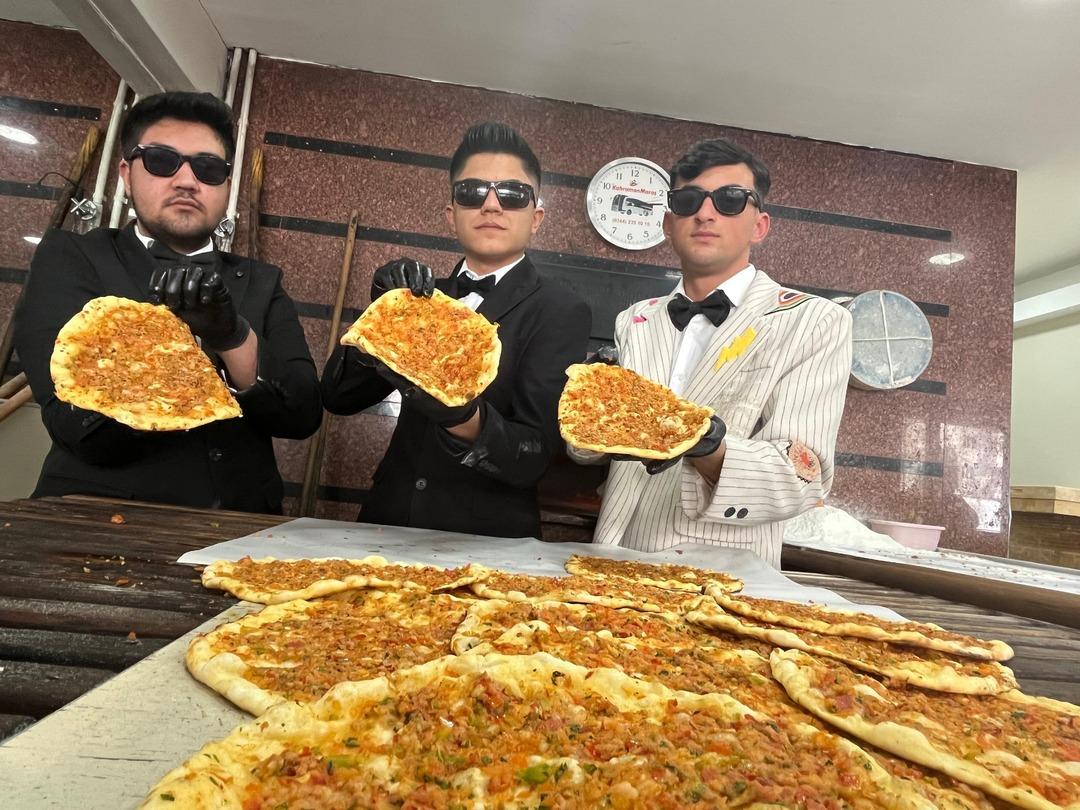 Gören film seti sanıyor... Takım elbise giyip ekmek yapıyorlar! Yeni nesil fırıncılar sosyal medyada viral oldu 1