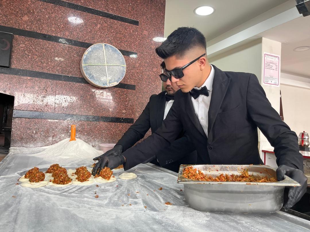 Gören film seti sanıyor... Takım elbise giyip ekmek yapıyorlar! Yeni nesil fırıncılar sosyal medyada viral oldu 3