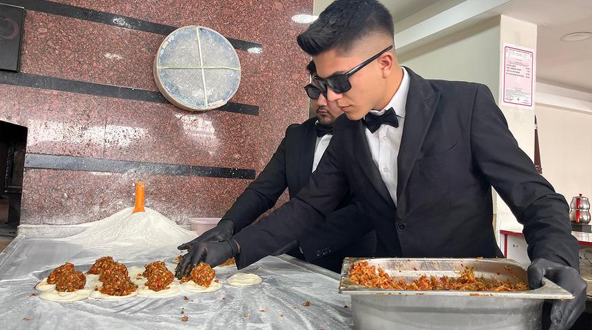 Gören film seti sanıyor... Takım elbise giyip ekmek yapıyorlar! Yeni nesil fırıncılar sosyal medyada viral oldu