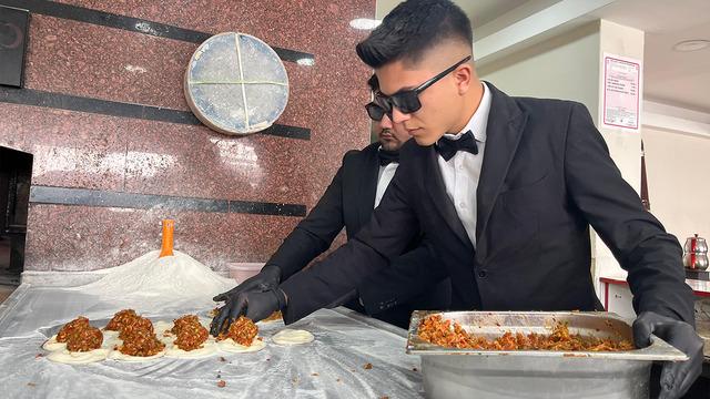 Gören film seti sanıyor... Takım elbise giyip ekmek yapıyorlar! Yeni nesil fırıncılar sosyal medyada viral oldu