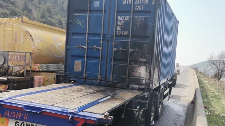 Seyir halindeki tırın dorsesi alev aldı