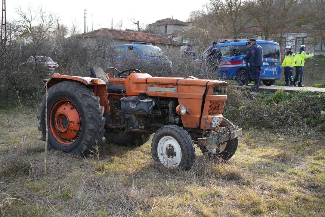 EDIRNE’DE-DEVRILEN-TRAKTORUN-ALTINDA-KAL_606007_179345