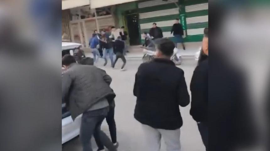 Şanlıurfa'da yol ortasında kavga kamerada!