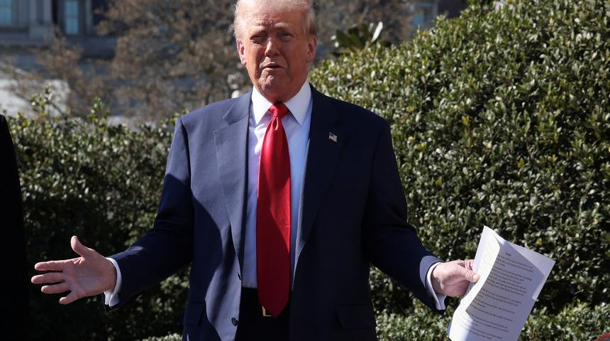 Herkes aynı şeyi konuşuyor... Trump'ın fotoğrafında dikkat çeken notlar