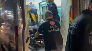 Bakırköy'de bisikletiyle iskelede ilerlerken denize düştü! Talihsiz adamı itfaiye kurtardı