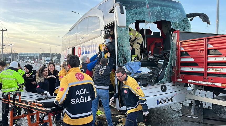 Kütahya’da yolcu otobüsü TIR’a çarptı! 13 kişi feci şekilde yaralandı...