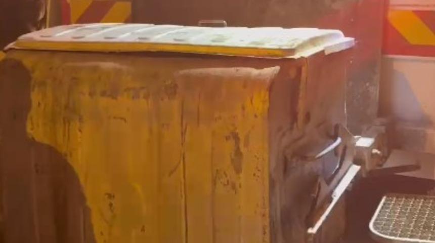 Mersin'de talihsiz kaza: &Ccedil;&ouml;p aracı ile konteyner arasında eli sıkıştı